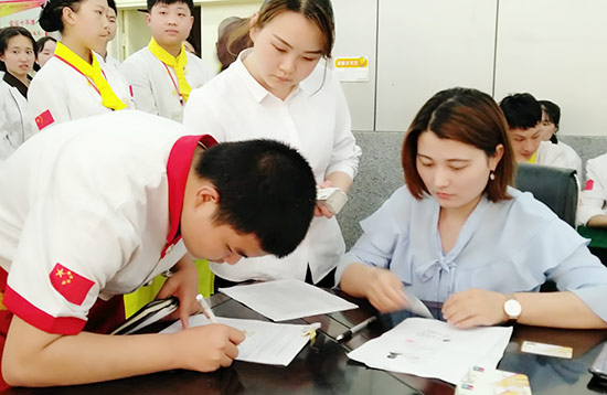 【热点】享国家助学补贴,他们领到“资助卡”了!