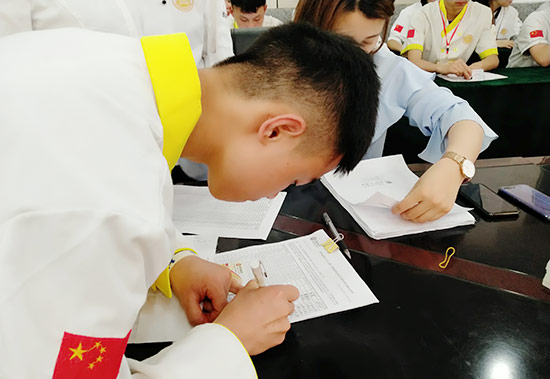 【热点】享国家助学补贴,他们领到“资助卡”了!