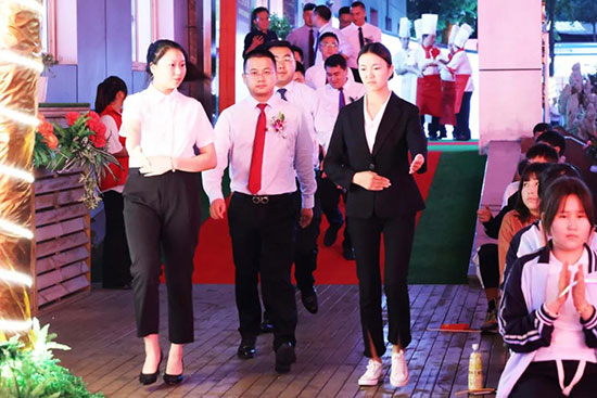 成都新东方“欢度72国庆”晚会,现场直击!