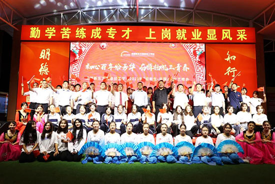 成都新东方“欢度72国庆”晚会,现场直击!