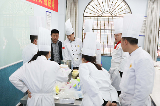 好利来研发老师来我校烹饪系交流研讨
