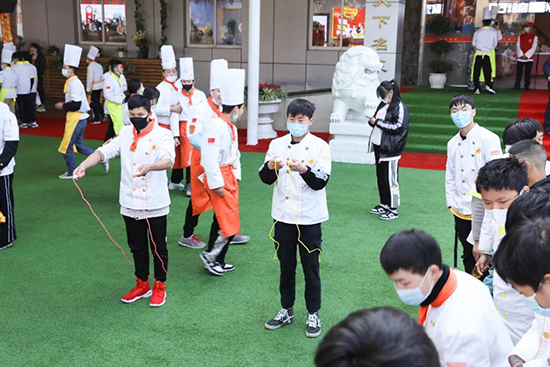 这个灯谜你能猜中吗？成都新东方带你逛游园会