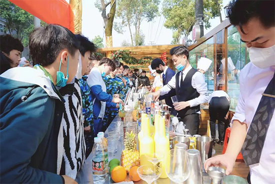 这学校能处,有节日它是真搞