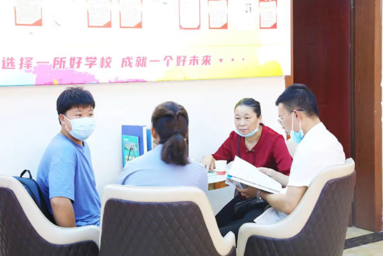 直击成都新东方夏秋季火热报名现场！还在择校的你，赶紧看过来！