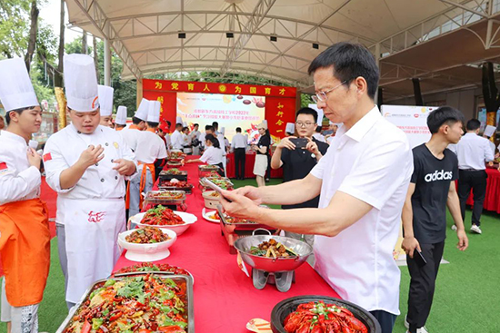 小龙虾狂欢节来袭，“丁点儿美食汇”烹饪大赛！