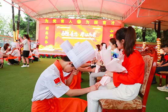 校园活动|来场不一样的家长会,“感恩有你·鉴证成长”