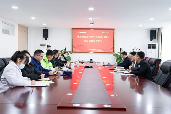 成都市技工院校规范办学评估工作组一行莅临我?？构娣栋煅拦拦ぷ?  src="/uploads/allimg/230221/1-2302211412461G.jpg" style="width: 550px; height: 367px;" /></div>
<div>
	听取汇报</div>
<div>
	汇报会上，学校领导代表学校对评估组的到来表示热烈欢迎，并就学校的办学方向、办学条件、内涵建设、办学成就与自查问题及整改措施作了全面汇报。</div>
<div style="text-align: center;">
	<img alt=