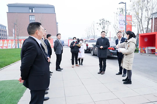 成都市技工院校规范办学评估工作组一行莅临我?？构娣栋煅拦拦ぷ?  src="/uploads/allimg/230221/1-23022114132C16.jpg" style="width: 550px; height: 367px;" /></div>
<div>
	深入考察</div>
<div>
	评估组一行深入学校食堂、宿舍、实训中心、档案馆、图书馆等地，对学校办学场所、实训设备、安全管理等方面进行详细了解。</div>
<div style="text-align: center;">
	<img alt=
