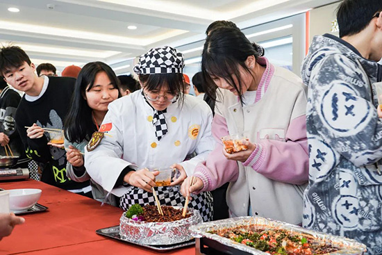“龙腾启新岁 欢乐闹元宵”成都新东方开展元宵游园会活动