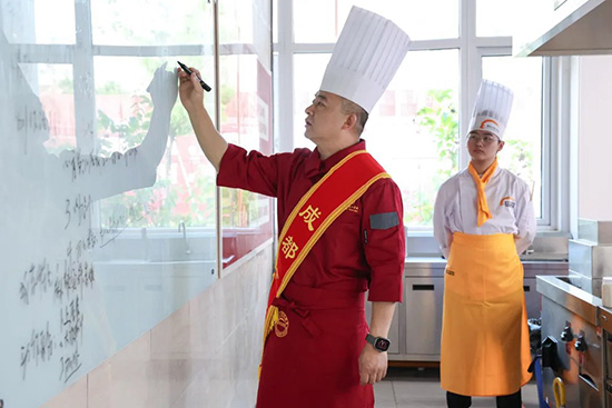 烹饪大师进校园，助力学子成才路