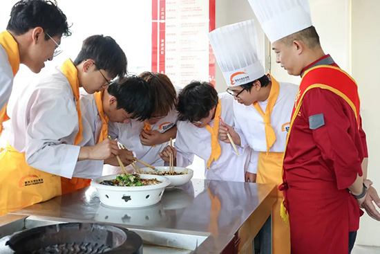 烹饪大师进校园，助力学子成才路