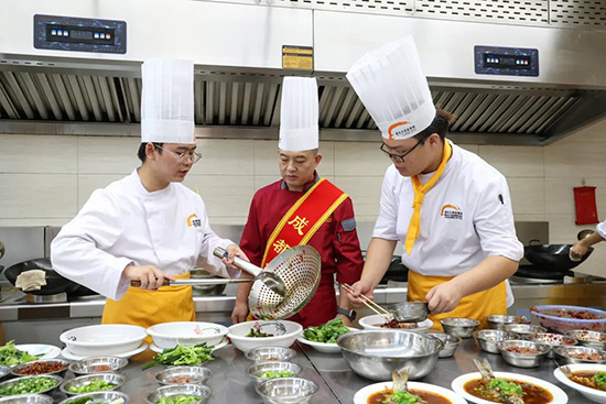 烹饪大师进校园，助力学子成才路