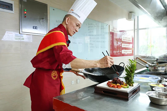 大师进校园 匠心促成长 共筑未来新篇章