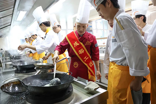 大师进校园 匠心促成长 共筑未来新篇章
